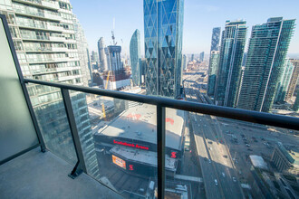 65 Bremner Blvd in Toronto, ON - Building Photo - Building Photo