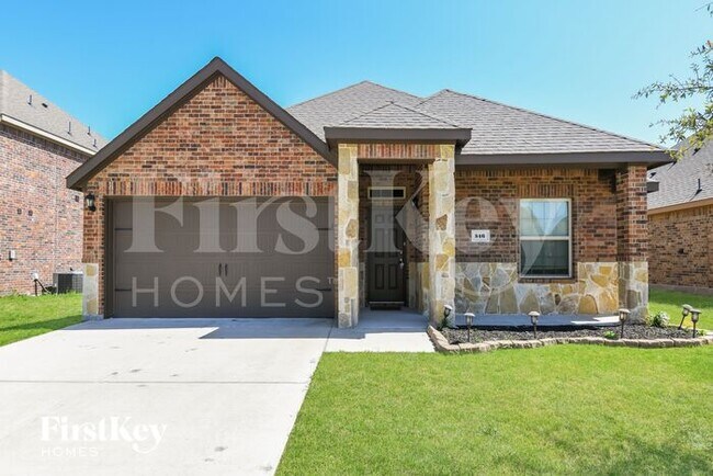 546 Clearlake Dr in Waxahachie, TX - Foto de edificio - Building Photo