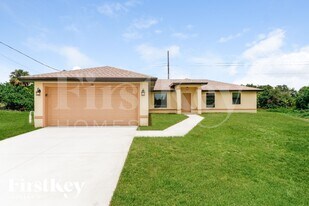 50 Queen Ct, Unit 2-222 in Lehigh Acres, FL - Building Photo