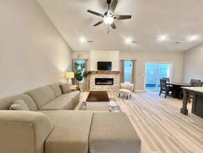 9901 Weeping Willow Dr in Manhattan, KS - Building Photo - Building Photo