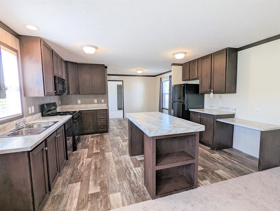 688 Oregon St in Belleville, MI - Building Photo
