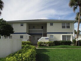 1512 SE Royal Green Cir in Port St. Lucie, FL - Building Photo