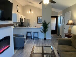 1351 W 18th Ave, Unit Wittman Place in Oshkosh, WI - Foto de edificio - Building Photo