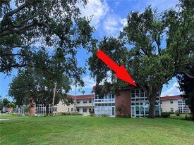 50 Woodland Dr, Unit 207 in Vero Beach, FL - Building Photo