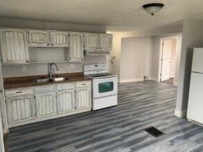 510 3rd Ave NE, Unit Upper in Independence, IA - Building Photo - Building Photo