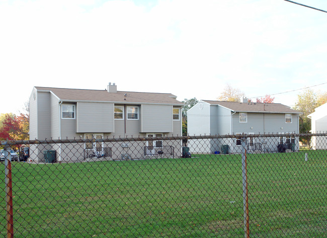 Seneca Manor Studios in Rochester, NY - Foto de edificio - Building Photo