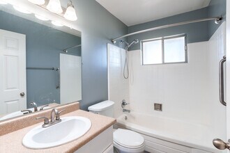 Metro Park Apartment Homes in San Leandro, CA - Foto de edificio - Interior Photo