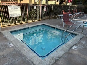 323 W Summerfield Cir in Anaheim, CA - Building Photo - Building Photo