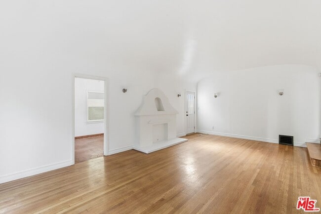 1307 S Longwood Ave in Los Angeles, CA - Building Photo - Building Photo