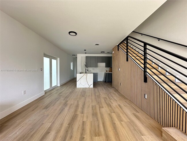 2121 NW 45th St, Unit b in Miami, FL - Building Photo - Building Photo
