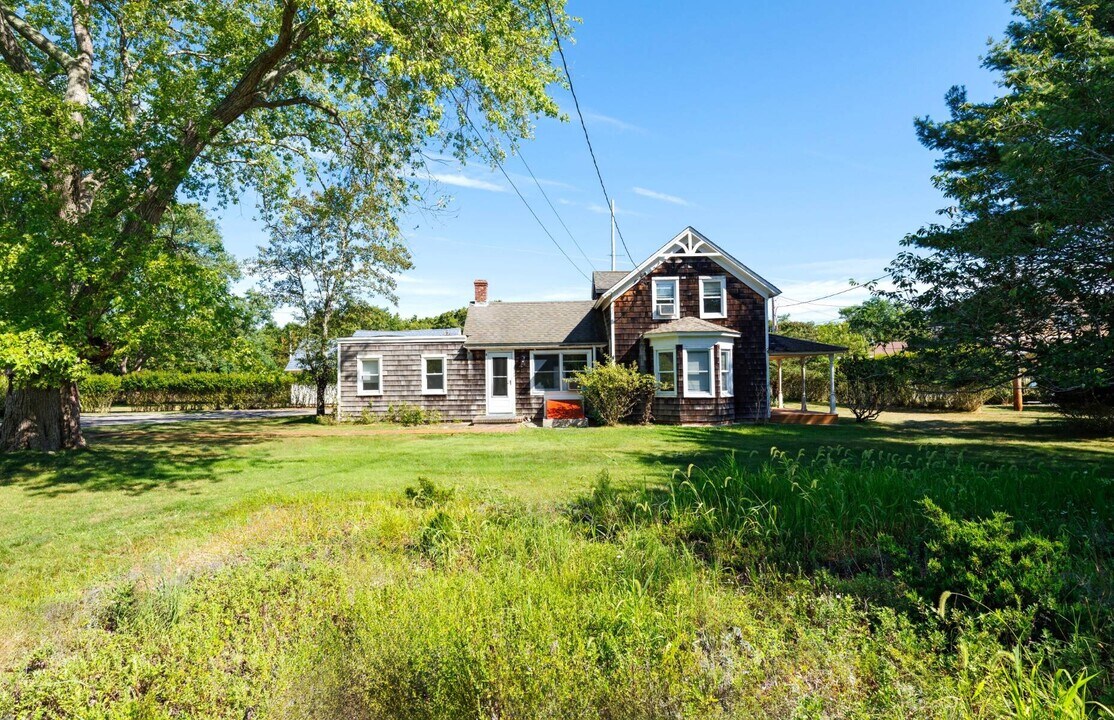 61 Station Rd in Westhampton, NY - Building Photo