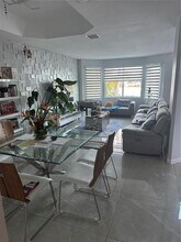 11148 NW 73rd St in Doral, FL - Building Photo - Building Photo