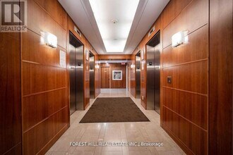 225 Webb Dr in Mississauga, ON - Building Photo - Building Photo