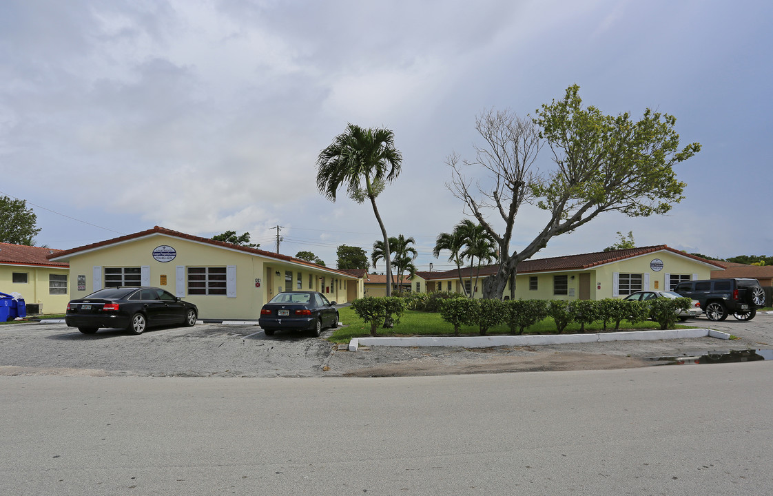 1321-1331 Holly Heights Dr in Fort Lauderdale, FL - Building Photo