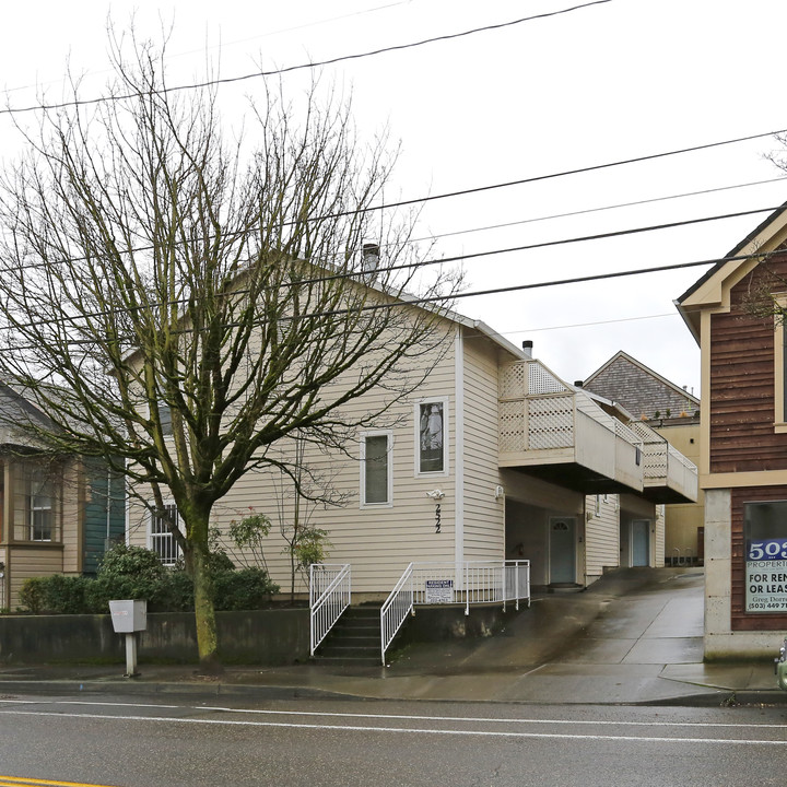 2522 NW Vaughn St in Portland, OR - Foto de edificio