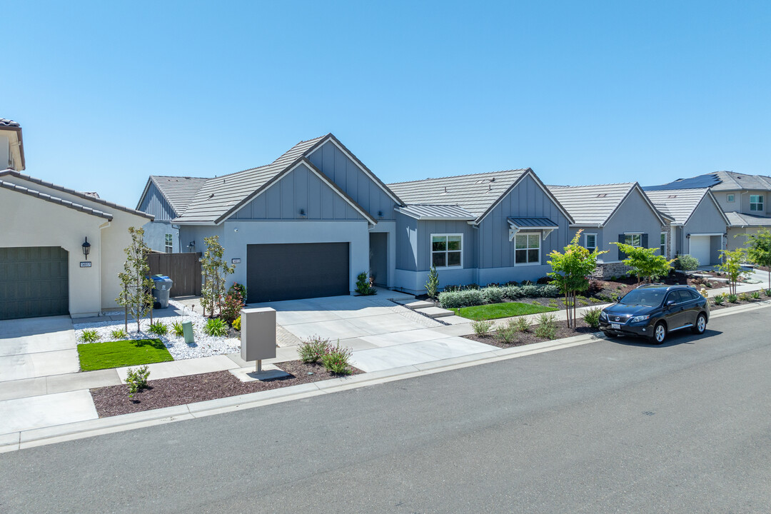 Silver Crest at Russell Ranch in Folsom, CA - Foto de edificio