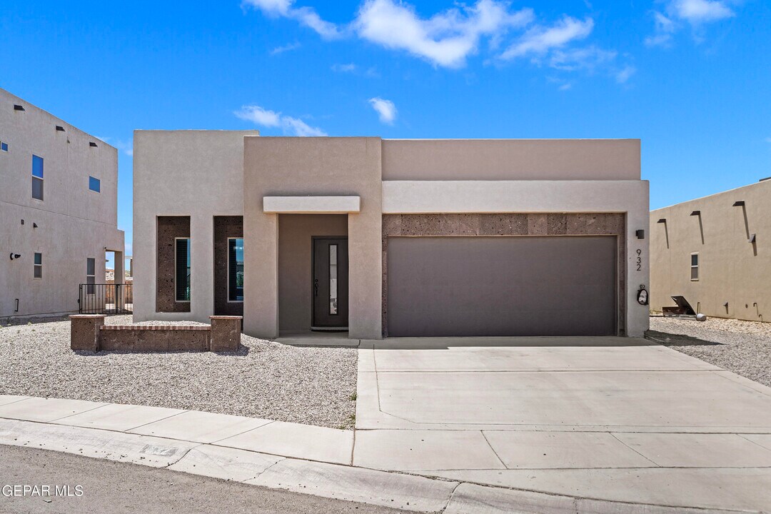 932 Texas Madrone Dr in Socorro, TX - Building Photo