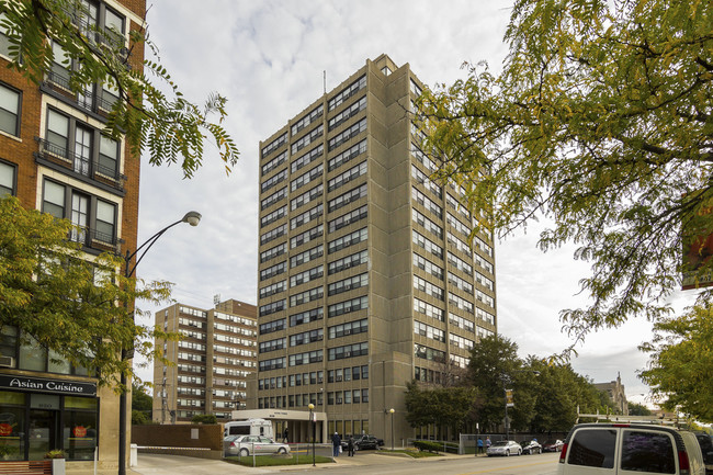 Alpha Tower Apartments in Chicago, IL - Foto de edificio - Building Photo