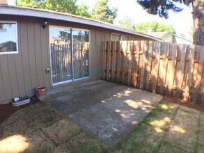 205 SE Sweetbriar Ln in Troutdale, OR - Building Photo - Building Photo