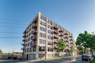 215 W Maple St, Unit 312 in Milwaukee, WI - Foto de edificio - Building Photo