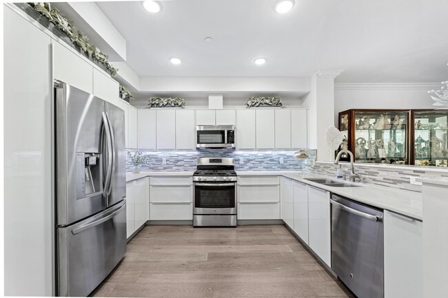 5253 Vantage Ave, Unit #202 in Valley Village, CA - Building Photo - Building Photo