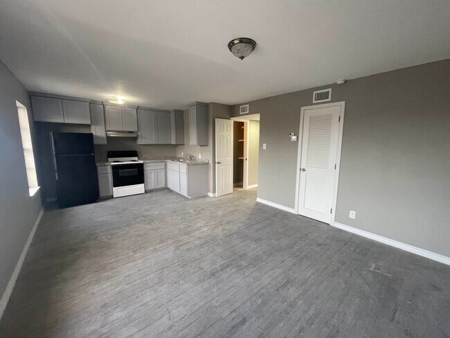 705 Bustamante St, Unit 3 in Laredo, TX - Building Photo - Building Photo