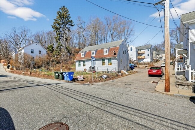 158 Cliff St, Unit 2nd flr in Norwich, CT - Building Photo - Building Photo