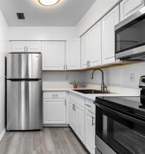 2327 NW 52nd Ct in Fort Lauderdale, FL - Foto de edificio - Building Photo