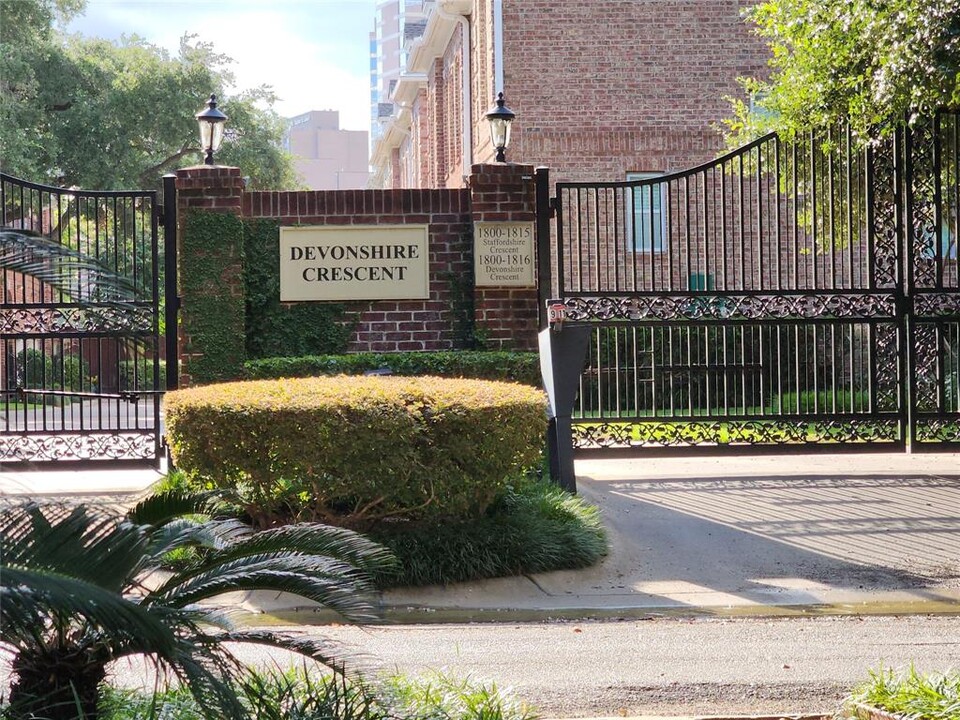 1806 Staffordshire Crescent in Houston, TX - Foto de edificio