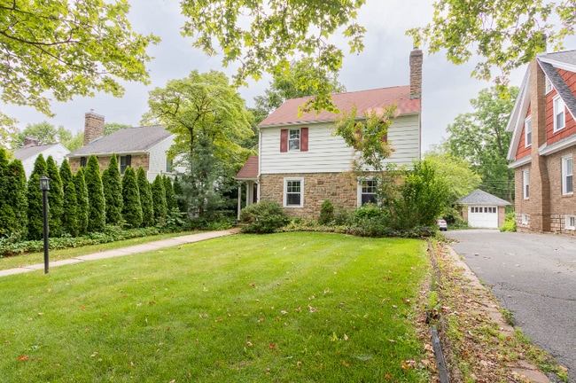 property at 720 W Foster Ave