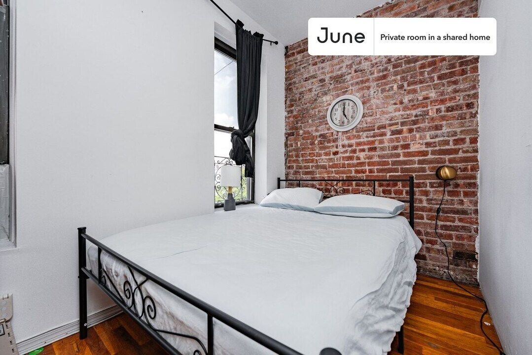 Private bedroom in 3 bed/1 bath Home in New York, NY - Building Photo