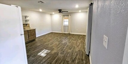 5250 Oakwood Dr in Kountze, TX - Building Photo - Building Photo