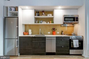 1942 N Front St in Philadelphia, PA - Building Photo