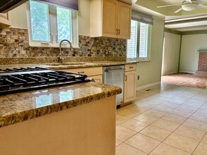 3550 Kings Point Dr in Troy, MI - Building Photo - Building Photo