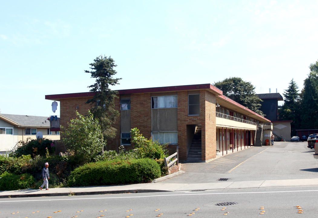 Colonial Garden Apartments in Tukwila, WA - Building Photo