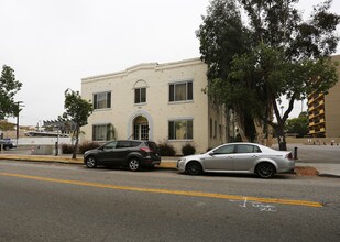 120 S Louise St in Glendale, CA - Foto de edificio - Building Photo