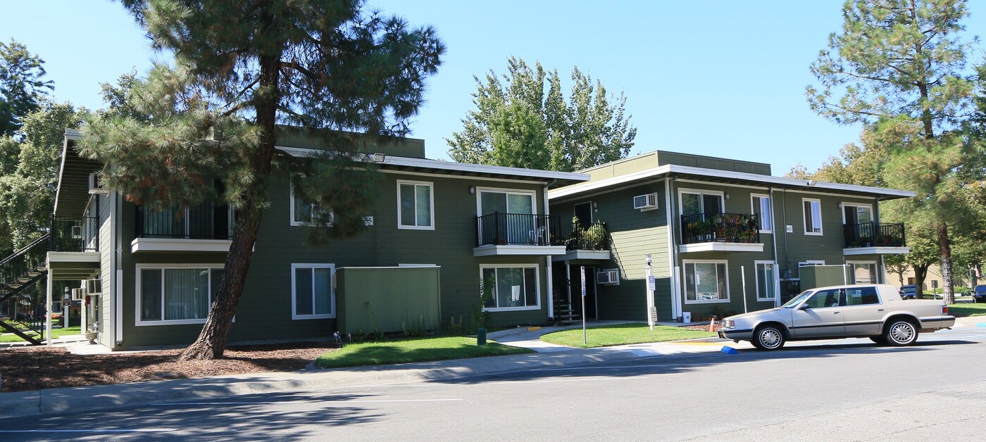 The Village Garden Senior Apartments in Tracy, CA - Foto de edificio