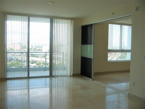 90 SW 3rd St, Unit 1511 in Miami, FL - Building Photo - Building Photo