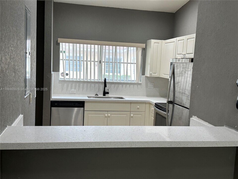 3944 SW 48th Ave in Pembroke Park, FL - Building Photo
