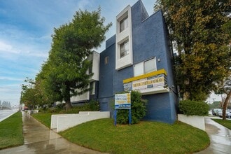 Chateau Lakeside Apartments in Van Nuys, CA - Foto de edificio - Building Photo