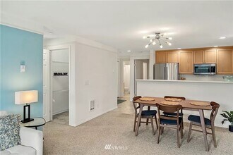 15330 Sunwood Blvd in Tukwila, WA - Building Photo - Building Photo