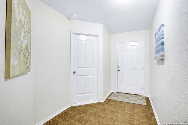 446 Eastern Phoebe in San Antonio, TX - Building Photo - Building Photo