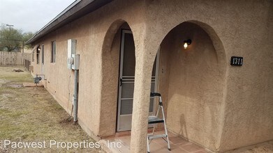 1305 W Prince Rd in Tucson, AZ - Foto de edificio - Building Photo