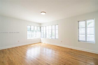 2425 Flamingo Pl in Miami Beach, FL - Building Photo - Building Photo