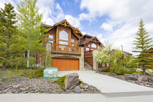 Hubman Landing in Canmore, AB - Building Photo - Building Photo