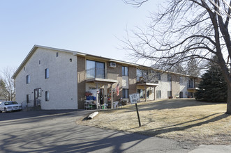 2209 Branch Ave in Anoka, MN - Foto de edificio - Building Photo