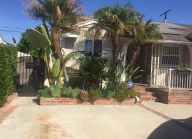 6500 Whitaker Ave in Van Nuys, CA - Foto de edificio - Building Photo