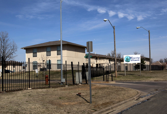 Whispering Pines in Muskogee, OK - Foto de edificio - Building Photo