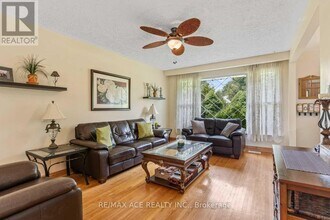 27 Oakridge Dr in Toronto, ON - Building Photo - Building Photo