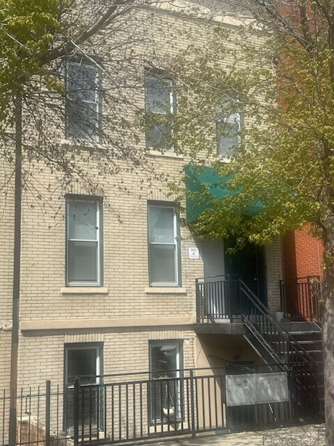 property at 1648 W Cullerton St